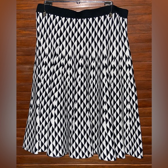 A-line fit & flare Skater Skirt.Retro Black/White Geometric design.Stretch knit. - Picture 6 of 7